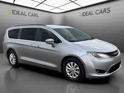 Billet Silver Metallic Clearcoat 2017 Chrysler Pacifica Touring-L