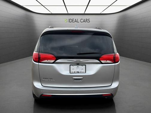 Billet Silver Metallic Clearcoat 2017 Chrysler Pacifica Touring-L