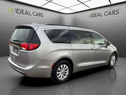 Billet Silver Metallic Clearcoat 2017 Chrysler Pacifica Touring-L