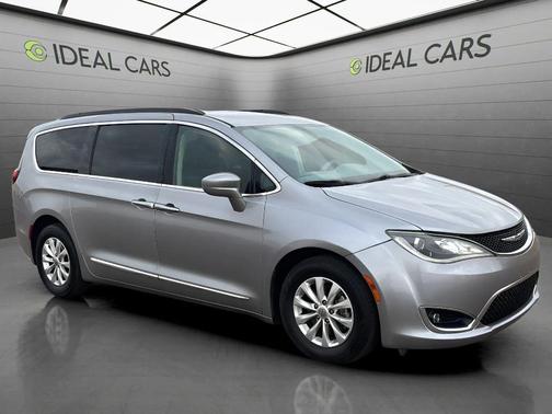 Billet Silver Metallic Clearcoat 2017 Chrysler Pacifica Touring-L