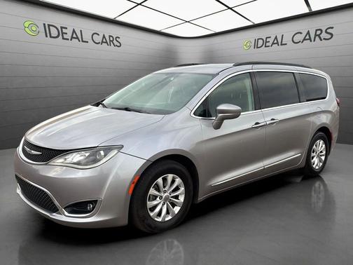 Billet Silver Metallic Clearcoat 2017 Chrysler Pacifica Touring-L