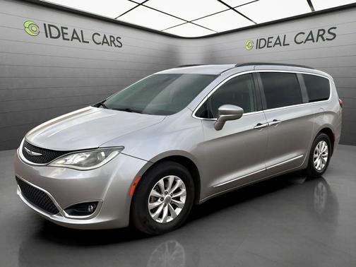 Billet Silver Metallic Clearcoat 2017 Chrysler Pacifica Touring-L