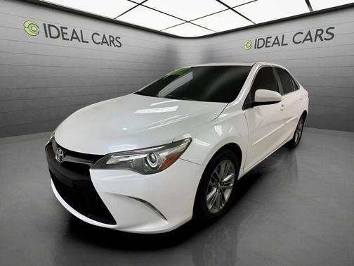 Blizzard Pearl 2017 Toyota Camry SE