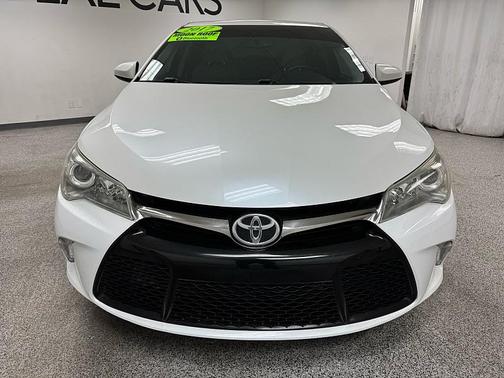 Blizzard Pearl 2017 Toyota Camry SE