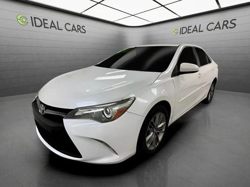 Blizzard Pearl 2017 Toyota Camry SE