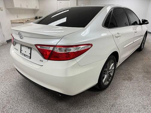 Blizzard Pearl 2017 Toyota Camry SE