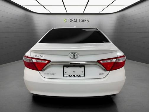 Blizzard Pearl 2017 Toyota Camry SE