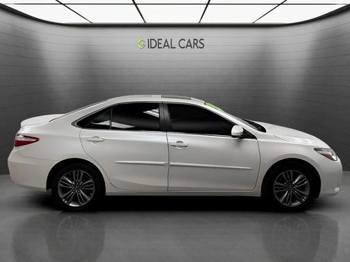 Blizzard Pearl 2017 Toyota Camry SE