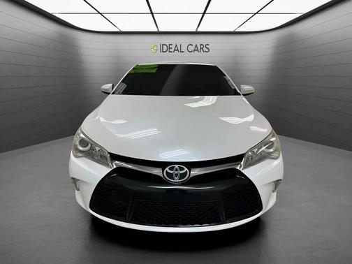 Blizzard Pearl 2017 Toyota Camry SE