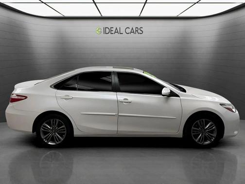 Blizzard Pearl 2017 Toyota Camry SE