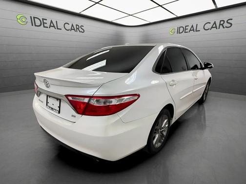 Blizzard Pearl 2017 Toyota Camry SE