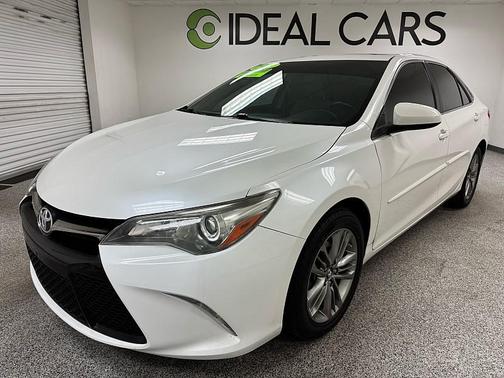 Blizzard Pearl 2017 Toyota Camry SE