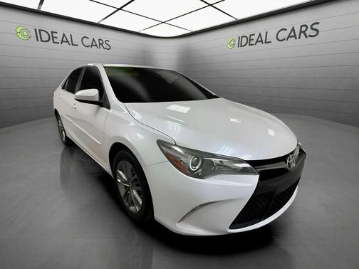 Blizzard Pearl 2017 Toyota Camry SE