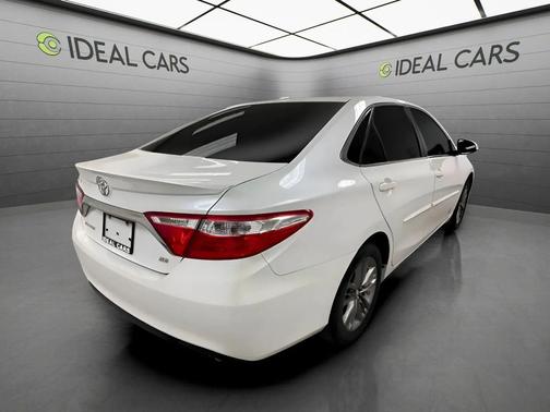 Blizzard Pearl 2017 Toyota Camry SE