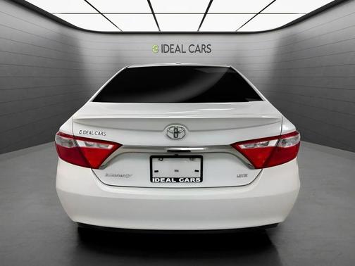 Blizzard Pearl 2017 Toyota Camry SE