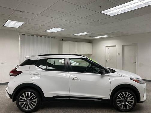 WHITE 2024 Nissan Kicks SR