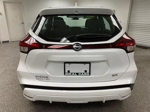 WHITE 2024 Nissan Kicks SR