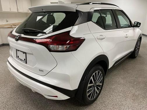 WHITE 2024 Nissan Kicks SR