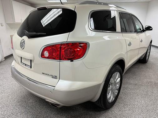 White Diamond Tricoat 2011 Buick Enclave 2XL