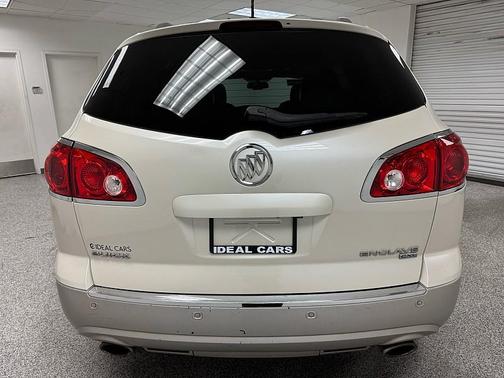 White Diamond Tricoat 2011 Buick Enclave 2XL