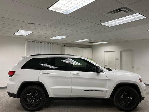 Bright White Clearcoat 2020 Jeep Grand Cherokee Upland