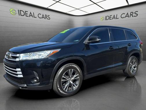 Midnight Black Metallic 2019 Toyota Highlander LE