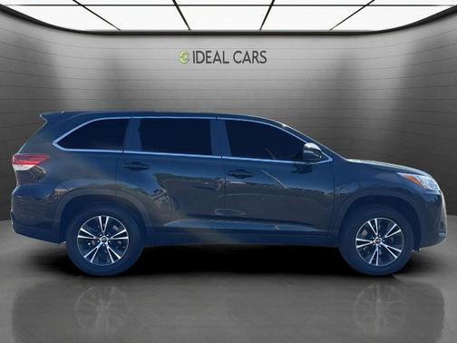 Midnight Black Metallic 2019 Toyota Highlander LE