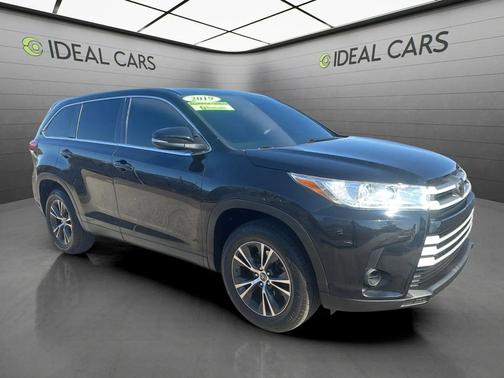 Midnight Black Metallic 2019 Toyota Highlander LE