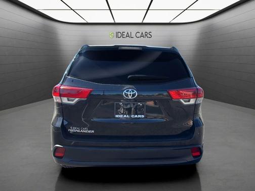 Midnight Black Metallic 2019 Toyota Highlander LE