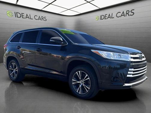 Midnight Black Metallic 2019 Toyota Highlander LE