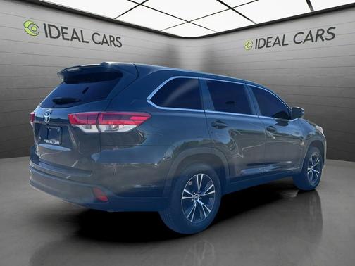 Midnight Black Metallic 2019 Toyota Highlander LE