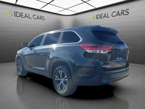 Midnight Black Metallic 2019 Toyota Highlander LE