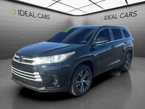 Midnight Black Metallic 2019 Toyota Highlander LE