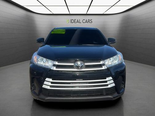 Midnight Black Metallic 2019 Toyota Highlander LE