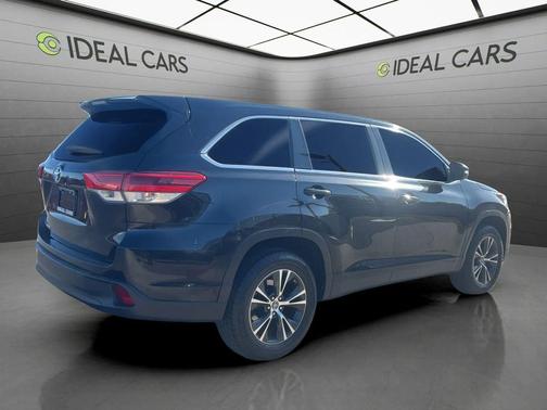 Midnight Black Metallic 2019 Toyota Highlander LE