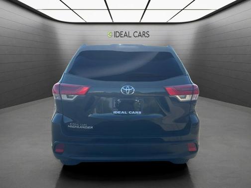 Midnight Black Metallic 2019 Toyota Highlander LE