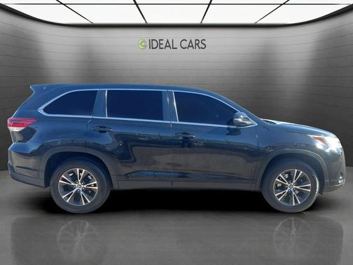 Midnight Black Metallic 2019 Toyota Highlander LE