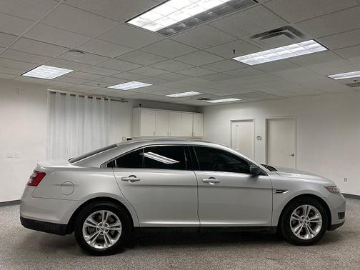 2017 Ford Taurus SE