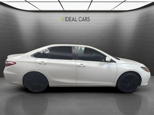 Blizzard Pearl 2017 Toyota Camry XSE