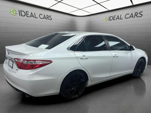 Blizzard Pearl 2017 Toyota Camry XSE
