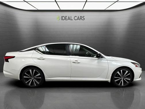 Glacier White 2022 Nissan Altima SR FWD