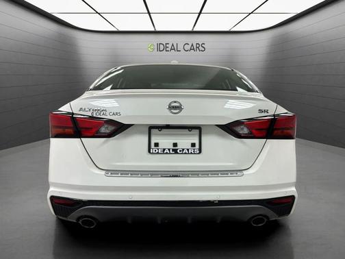 Glacier White 2022 Nissan Altima SR FWD