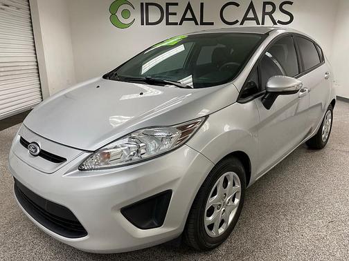 Ingot Silver Metallic 2013 Ford Fiesta SE