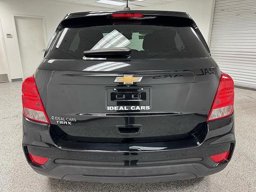 Mosaic Black Metallic 2020 Chevrolet Trax LS