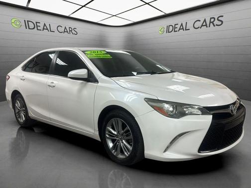 Super White 2015 Toyota Camry SE