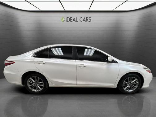 Super White 2015 Toyota Camry SE