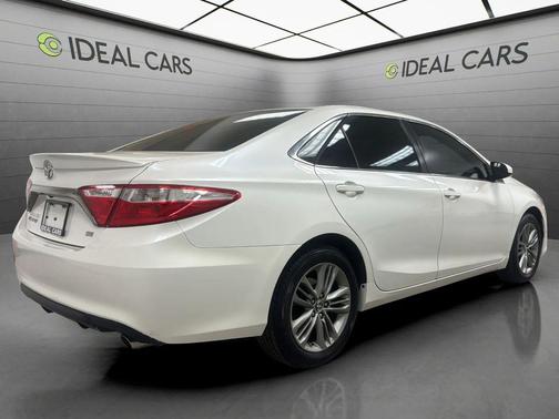 Super White 2015 Toyota Camry SE