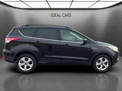 Tuxedo Black Metallic 2014 Ford Escape SE