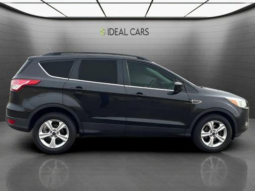 Tuxedo Black Metallic 2014 Ford Escape SE