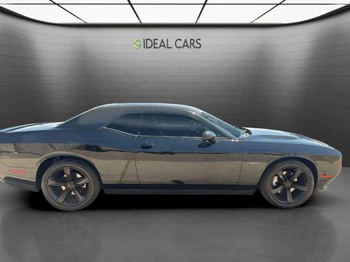 Pitch Black Clearcoat 2017 Dodge Challenger R/T